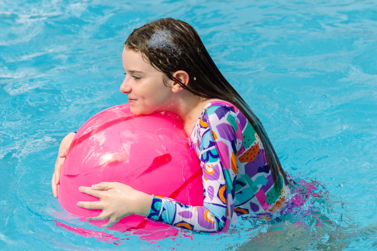 Foto de aniversário infantil na piscina